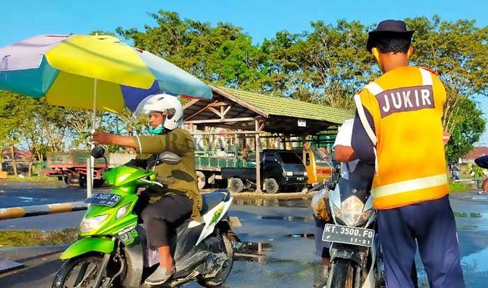 SUMBER PAD TARAKAN: Juru parkir menarik retribusi di pintu keluar pasar Tenguyun Tarakan.