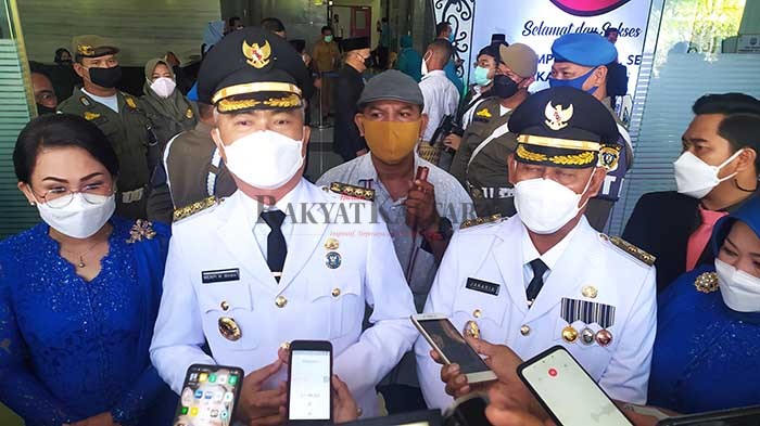 USAI DILANTIK: Bupati dan Wakil Bupati Malinau, Wempi W Mawa-Jakaria saat ditemui awak media setelah prosesi pelantikan, Senin (26/4).