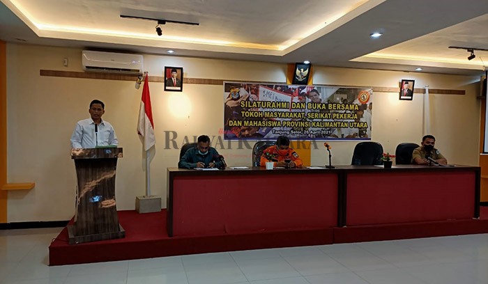 DIALOG: Wadir Intelkam Polda Kaltara AKBP Ari Kurniawansyah berdialog bersama dengan serikat pekerja, sejumlah tokoh masyarakat, dan mahasiswa terkait dengan persamaan persepsi menyambut Hari Buruh Sedunia, Senin (26/4).