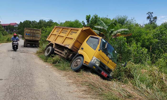 TABRAK MAHASISWI: Truk sampah milik DLH Nunukan yang dikemudikan pria berinisial KL terperosok di pinggir parit.