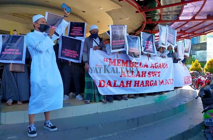 AKSI DAMAI: Massa yang tergabung dalam Aliansi Masyarakat Cinta Damai Kalimantan Utara menyampaikan aspirasinya di halaman GTM, Jumat (30/4) sore.