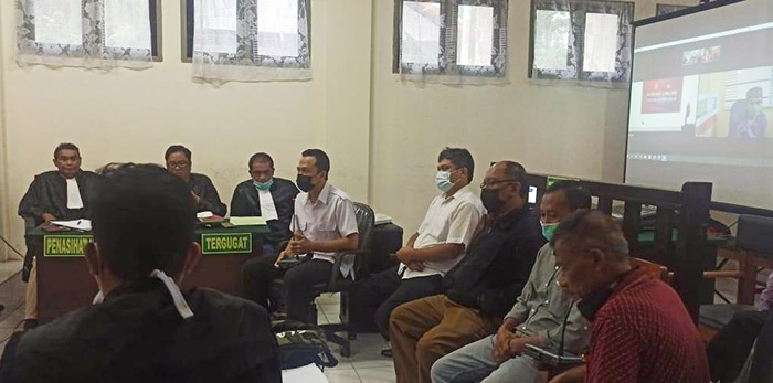 WNA FILIPINA DISIDANG: Saksi penangkap dari BNNP Kaltara dan Ketua RT saat memberikan keterangan pada Majelis Hakim Pengadilan Negeri Tarakan, Selasa (4/5) lalu.