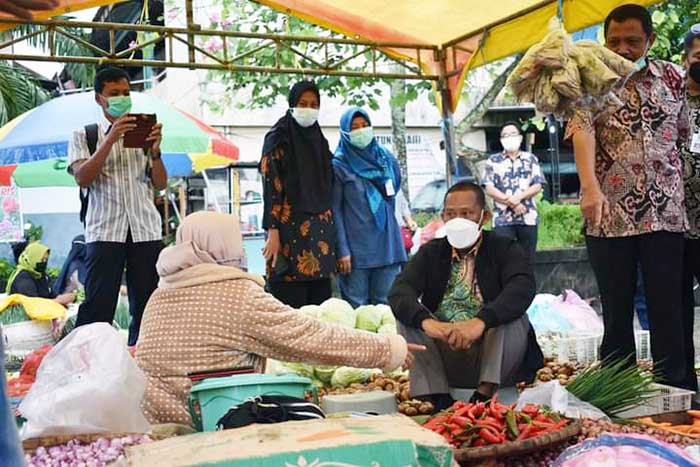 PANTAU HARGA: Bupati Bulungan Syarwani (duduk) saat menanyakan kepada pedagang di Pasar Induk Tanjung Selor, kemarin (6/5).