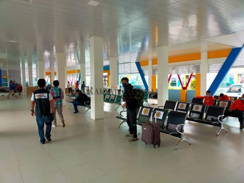 SEPI PENUMPANG: Penumpang akan menaiki speedboat yang akan berangkat. Selain itu, speedboat juga diisi dengan barang.