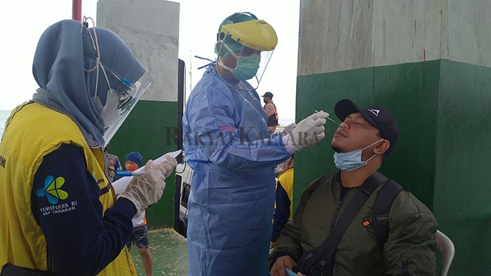 RAPID ANTIGEN: Calon penumpang tujuan Nunukan dilakukan rapid antigen di Pelabuhan Tengkayu I Tarakan, Jumat (7/5).
