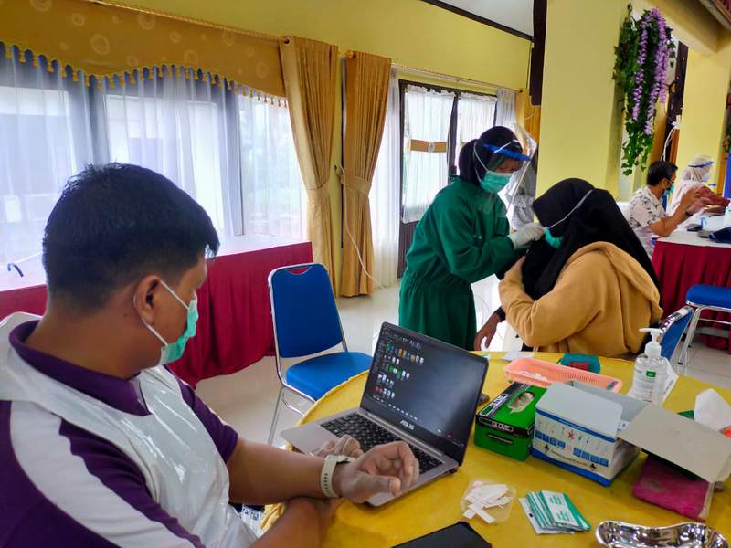 DOSIS KEDUA: Pelaksanaan vaksinasi Covid-19 dosis kedua bagi pegawai perbankan di gedung serbaguna kantor Wali Kota Tarakan, Sabtu (8/5).