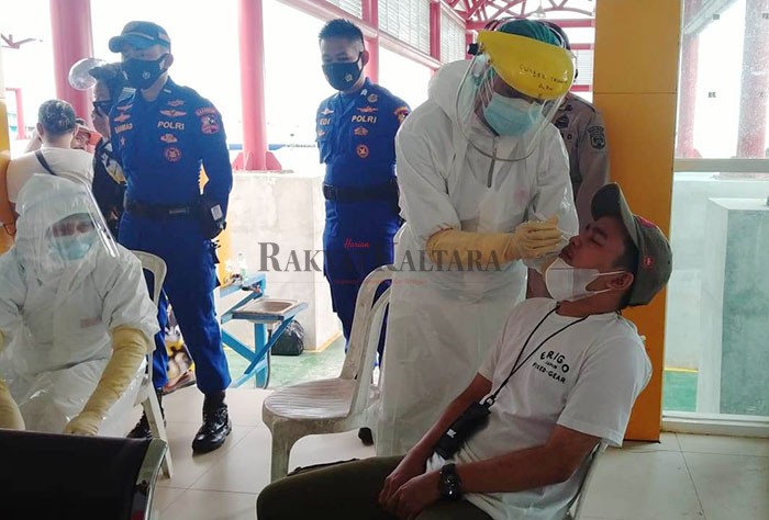 PERIKSA SWAB ANTIGEN: Seluruh penumpang speedboat reguler di Pelabuhan Kayan II Tanjung Selor jalani pemeriksaan swab antigen sebelum berangkat, Minggu (16/5).