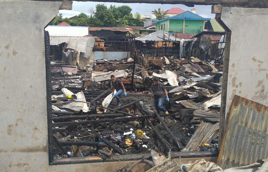 OLAH TKP: Personel Inafis Satreskrim Polres Tarakan melakukan olah TKP kebakaran di RT 4, Jalan Bengkirai, Senin (17/5).