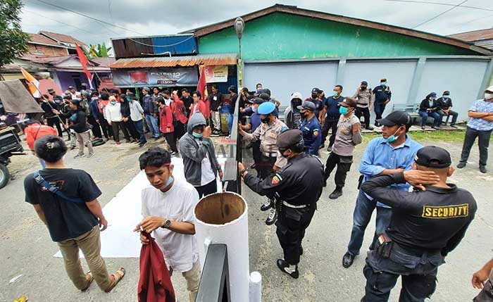 AKSI UNJUK RASA: Ratusan buruh dan mahasiswa melakukan aksi unjuk rasa di depan kantor PT Intraca Wood Manufacturing yang menuntut pembayaran BPJS Ketenagakerjaan, Kamis (20/5).