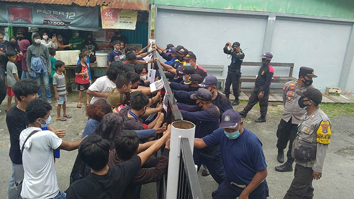 DEMO BERLANJUT: Ratusan massa pengunjuk rasa mencoba mendobrak masuk ke kantor PT Intraca Wood Manufacturing, Jumat (21/5).