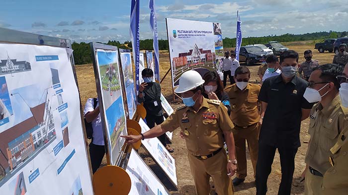 DIBANGUN: Gubernur Kaltara Zainal Arifin Paliwang (pakai helm) usai melaksanakan kegiatan peletakan batu pertama untuk gedung DPRD Kaltara, Senin (24/5).