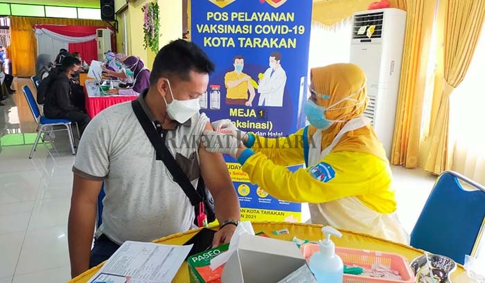 VAKSINASI GURU: Para guru disuntik vaksin Covid-19 gedung Serbaguna Kantor Wali Kota Tarakan, Selasa (25/5) lalu.