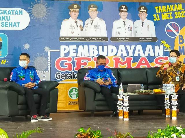 TANPA TEMBAKAU: Wali Kota Tarakan Khairul (tengah) dan Koordinator Penyakit Paru Kronik Ditjen P2PTM Kementerian Kesehatan dr Aries Hamzah MKM (kanan) jadi narasumber dalam peringatan Hari Tanpa Tembakau Sedunia di Gedung Wanita Tarakan, Senin (31/5).