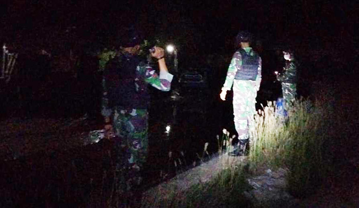 PATROLI: Prajurit Satgas Pamtas RI–Malaysia Batalyon Arhanud 16/Sula Bhuana Cakti menjaga jalur ilegal untuk mengantisipasi masuknya TKI unprosedural.