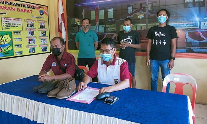 PENCURIAN SEPATU MAHAL: Pelaku DZ (diapit polisi) saat diperlihatkan kepada awak media di Polsek Tarakan Barat, Jumat (4/6).