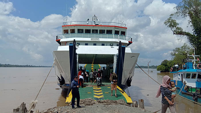 PERLU DIBENAHI: Kapal feri yang tiba di KTT menjadi pilihan bagi masyarakat ketka membawa kendaraan.