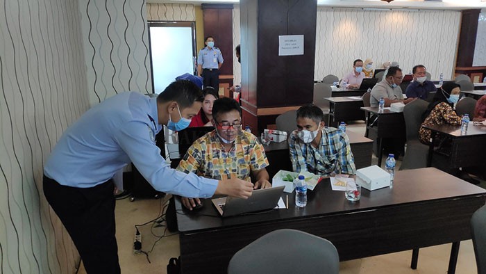 SOSIALISASI: Petugas imigrasi melakukan sosialisasi pada pengelola hotel dan perusahaan terkait pelaporan orang asing, Rabu (9/6).