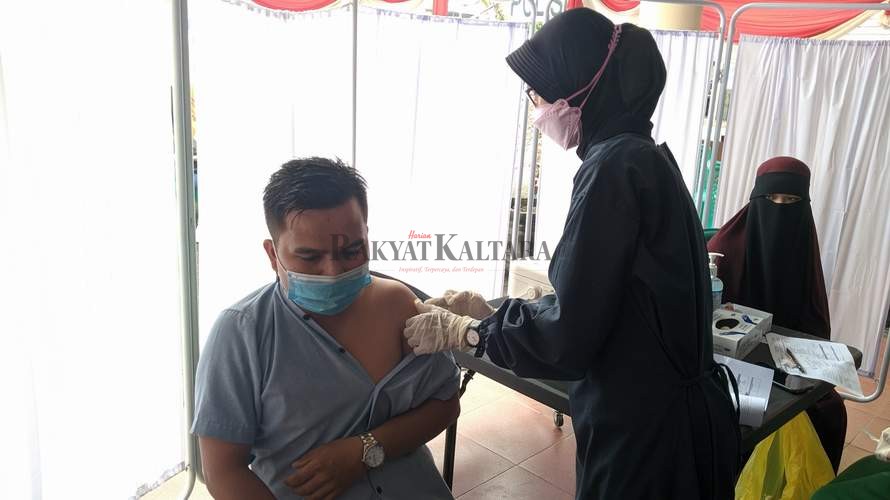 VAKSINASI COVID-19: Tenaga pendidik di Tarakan disuntik vaksin di halaman Polres Tarakan, Senin (14/6).