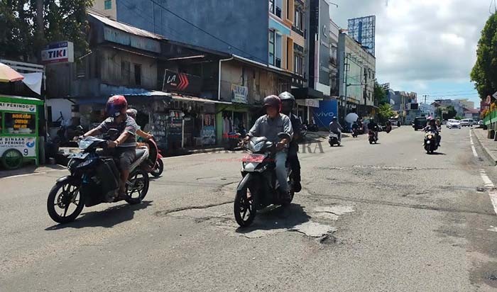 PERLU PERBAIKAN: Salah satu titik kerusakan di Jalan Gajah Mada Tarakan yang butuh perbaikan.