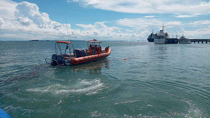 PENCARIAN KORBAN: Personel kantor SAR Tarakan melakukan pencarian terhadap penumpang yang diduga melompat ke Perairan Sungai Iting, Pulau Tanjung Ahus, Kabupaten Nunukan, Rabu (16/6).