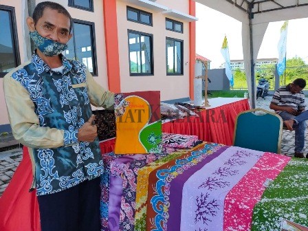 PEMBATIK TARAKAN: Sony Lolong menunjukkan hasil membatiknya.