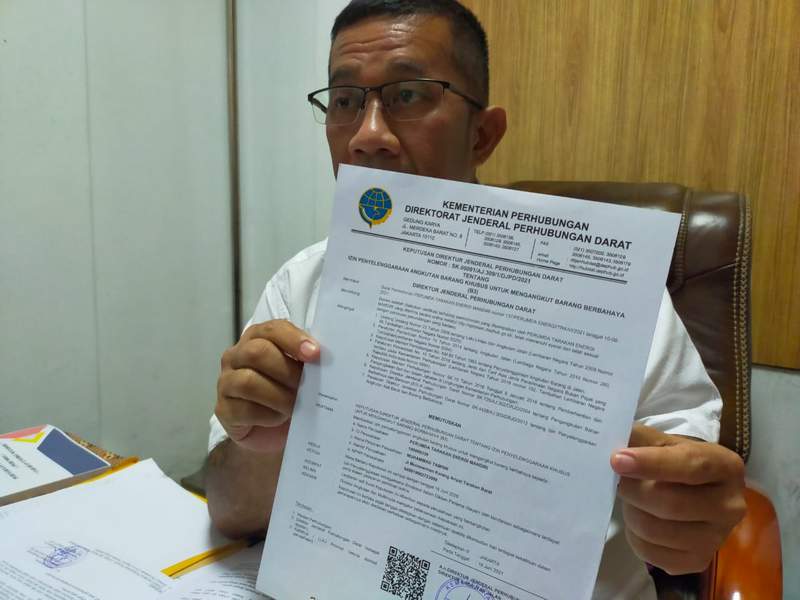 KANTONGI IZIN: Direktur Perumda Tarakan Energi Mandiri Thamrin memperlihatkan izin dari Kementerian Perhubungan yang telah dikantongi pihaknya. MUHAMMAD RAJAB/RAKYAT KALTARA