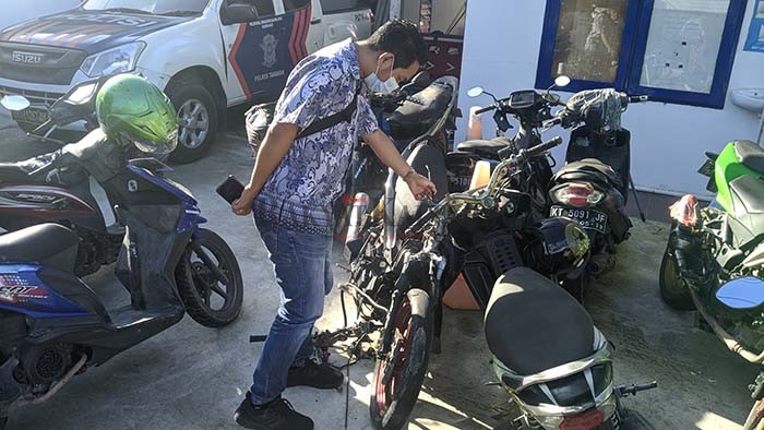DIAMANKAN: Kendaraan roda dua milik korban terlihat rusak parah dibagian depan saat diamankan di Satlantas Polres Tarakan, Kamis (24/6).