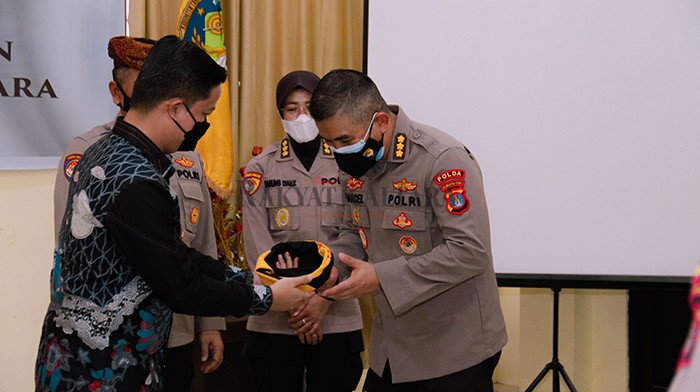 TERIMA KUNJUNGAN: Bupati KTT Ibrahim Ali (kiri) menerima kunjungan Tim Srena Polri untuk meninjau lokasi Polres KTT, Kamis (24/6).