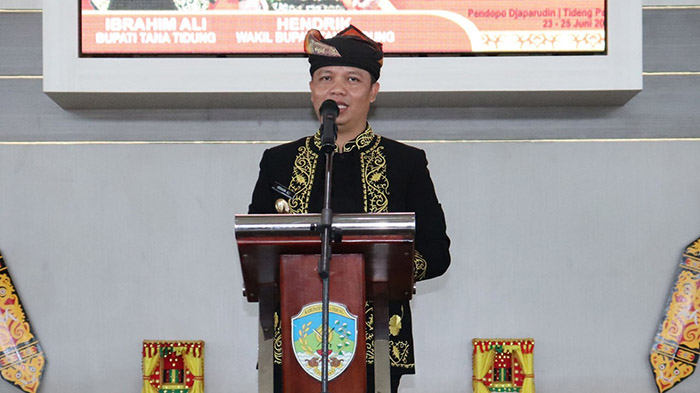 CEGAH CORONA: Bupati KTT Ibrahim Ali mengingatkan warga untuk tetap patuhi prokes.