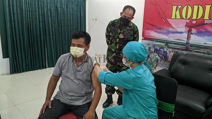 PEMBERIAN VAKSIN: Penerima vaksin saat diberikan suntikan sebagai upaya pencegahan penyebaran virus Corona.