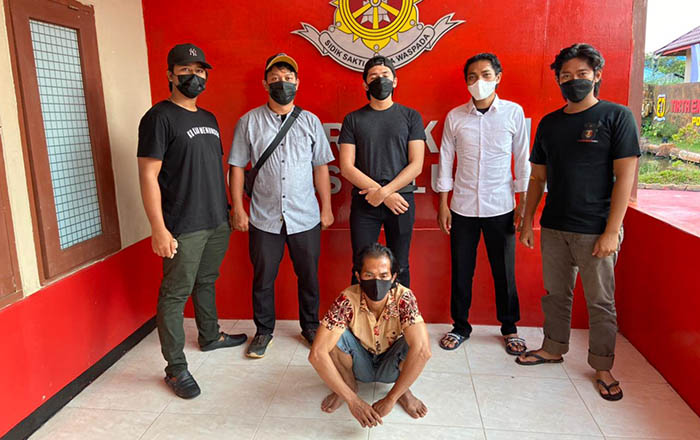 PERBUATAN BEJAT: Pelaku (duduk) saat diamankan Satreskrim Polres Bulungan karena diduga menyetubuhi anak tirinya sendiri.