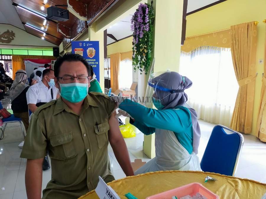 JADI SYARAT: Program vaksinasi yang dilakukan di Gedung Serbaguna Wali Kota Tarakan, beberapa waktu lalu. Pelaku perjalanan dari luar Kaltara yang akan masuk ke Tarakan wajib menunjukkan sertifikat vaksin.