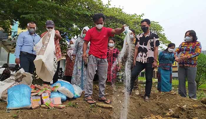 DIMUSNAHKAN: Tim Satgas Pangan Bulungan, Kaltara dan Polda Kaltara memusnahkan barang bukti pangan ilegal, kemarin (15/7).