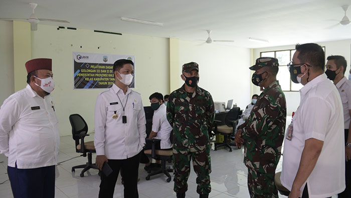 MEMANTAU: Bupati KTT Ibrahim Ali (dua dari kiri) ketika meninjau pelaksanaan vaksinasi, Rabu lalu (14/7).