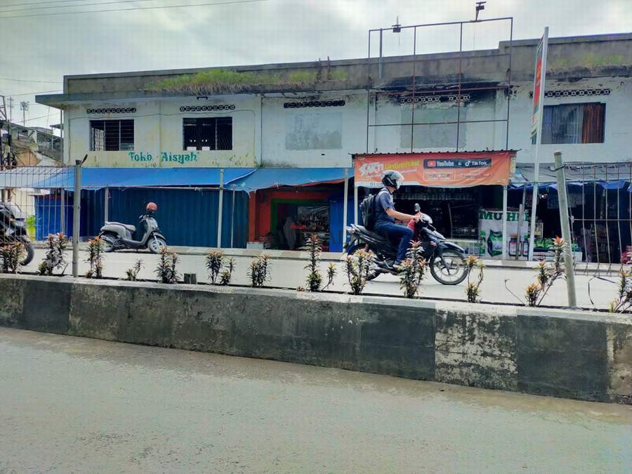 SEGERA DIBANGUN: Di belakang ruko tersebut merupakan lokasi eks Pasar Batu yang akan dibangun pasar modern oleh Pemkot Tarakan.