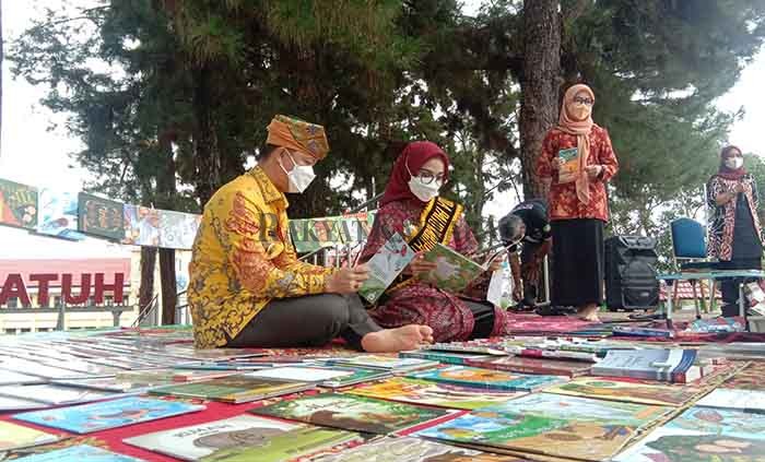 TAMAN LITERASI: Bupati KTT Ibrahim Ali beserta istri saat berada di objek wisata Taman Hutan Pinus, Jumat (23/7).