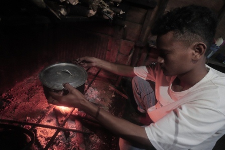 MASIH TRADISIONAL: Sebagian masyarakat Kaltara masih masuk dalam GKM, bahkan sebagian kecil masuk dalam kategori sangat miskin. Seperti masyarakat yang masih menggunakan alat masak tradisional menggunakan kayu bakar.
