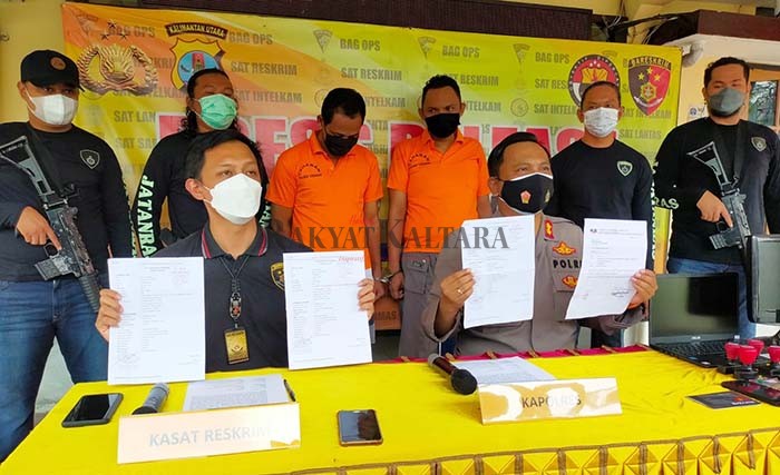 BONGKAR SINDIKAT: Kapolres Tarakan AKBP Fillol Praja Arthadira (duduk kanan) didampingi Kasat Reskrim Iptu Muhammad Aldi, merilis penangkapan kasus dugaan pemalsuan surat keterangan hasil pemeriksaan swab PCR dan surat perjalanan.