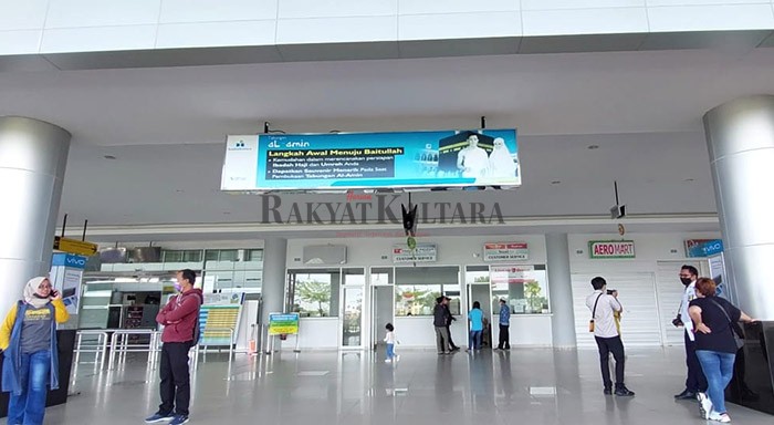 DIPERKETAT: Bagi calon penumpang yang menggunakan transportasi udara diharuskan menunjukkan PCR bebas Covid-19.