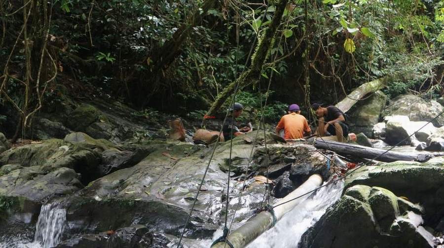 Warga beristirahat di salah satu jantur di Malinau, Kaltara. Warga yang hidup ditepi hutan masih jauh dari sejahtera.