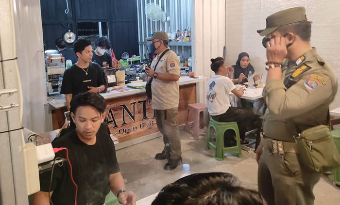 PENGAWASAN: Personel Satpol PP Tarakan mengingatkan pelaku usaha untuk menutup sesuai jam yang diberlakukan yakni 21.00 Wita.