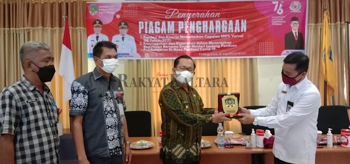 PENGHARGAAN: Diberikan kepada pemerintah KTT Atas keberhasilan penerapan SKB 4 Menteri.
