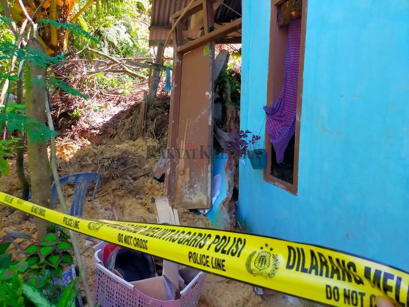 RUSAK PARAH: Rumah ditemukannya korban telah dipasang garis polisi. Selain itu, kondisinya di dalam rumah rusak parah.