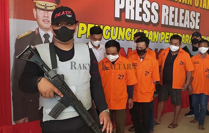 DIAMANKAN: Tersangka kasus narkotika saat di Mapolda Kaltara untuk dilakukan pemeriksaan dan pengembangan.