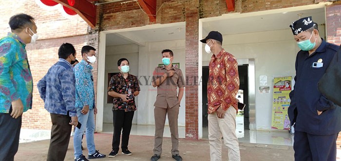 SIDAK: Ketua DPRD KTT Jamhari (tiga dari kanan) saat lakukan sidak di RSUD Akhmad Berahim KTT, Jumat (13/8).