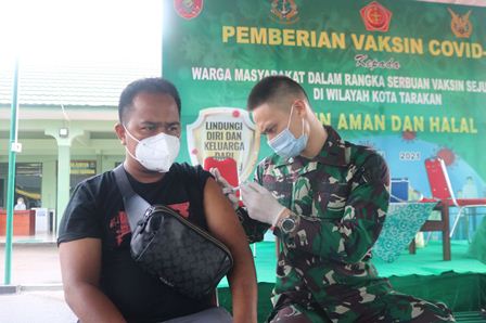 TAHAP KEDUA: Penerima vaksin untuk dosis kedua yang terlaksana di Kodim 0907 Tarakan, Senin (16/8).