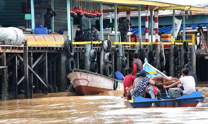 JEMPUT BOLA: Para nelayan yang belum mendapatkan suntikan vaksin karena kesibukan untuk mencari nafkah.