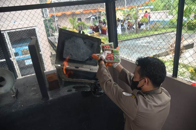 AGAR TAK DISALAHGUNAKAN: Barang bukti makanan ilegal ketika dimusnahkan dengan cara dibakar di Balai Karantina Pertanian Kelas II Tarakan, beberapa waktu lalu.