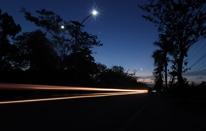 BELUM MAKSIMAL: lampu penerangan jalan umum di, Tanjung Selor, tidak semuanya menyala sehingga kurang maksimal dalam memberikan penerangan jalan.