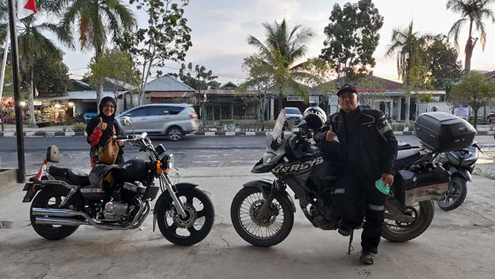 TIBA DI KALTARA: Pasangan suami istri Kamaruzzaman Bustamam-Ahmad bersama istrinya, Fitri Zulfidar saat tiba di Tanjung Selor, Sabtu lalu (21/8).